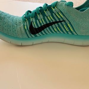 Nike Flyknit, teal. Size 7